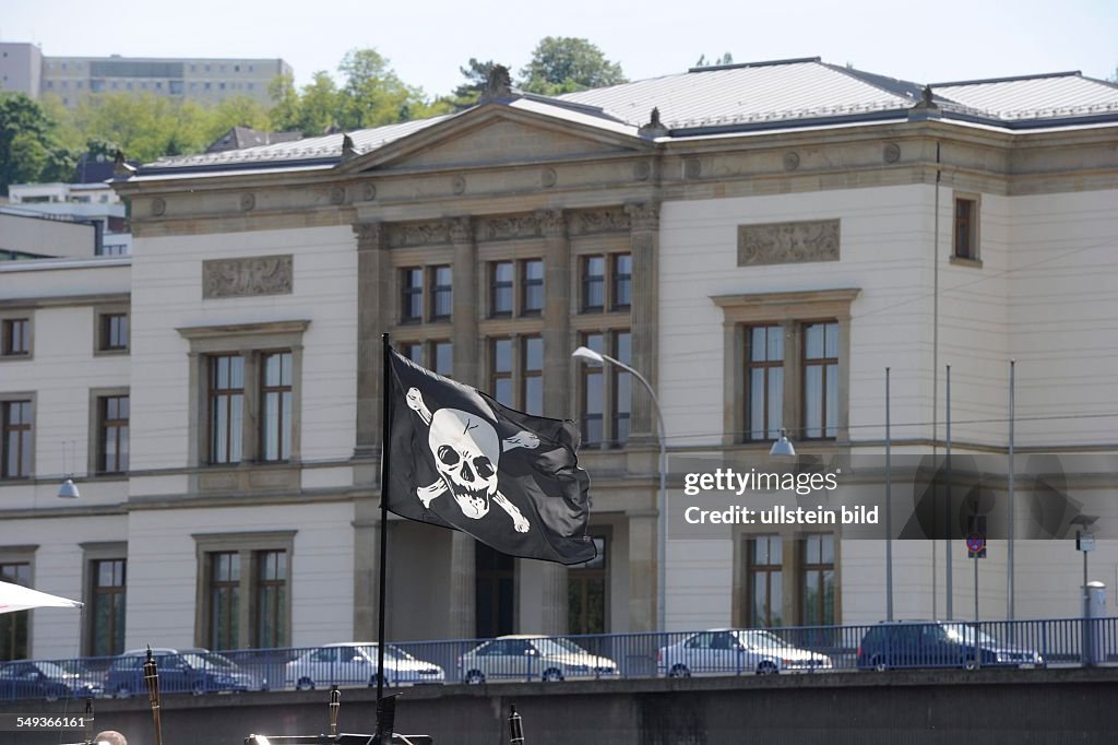 Piratenfahne vor dem  Landtag in Saarbrücken