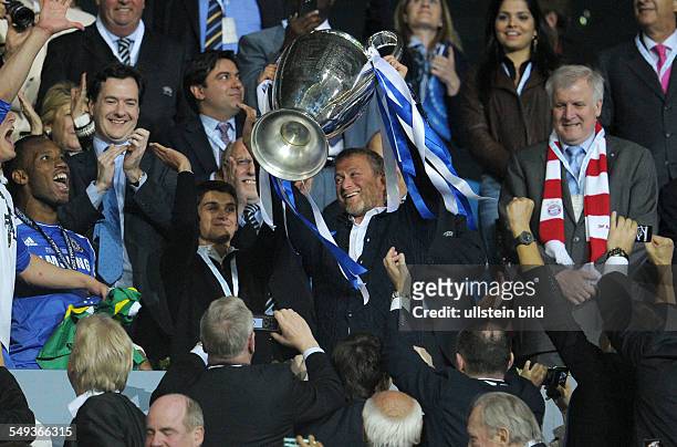 Fussball, Saison 2011-2012, UEFA Champions League Finale, FC Bayern München - FC Chelsea 3-4 n.E. Roman Abramovich stemmt den Pokal, links Didier...