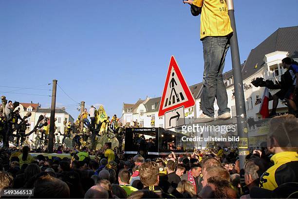Dortmunder Fußballfans feiern mit einem Autokorso die Deutsche Meisterschaft und den Pokalsieg ihrer Mannschaft Borussia Dortmund auf dem Borsigplatz...