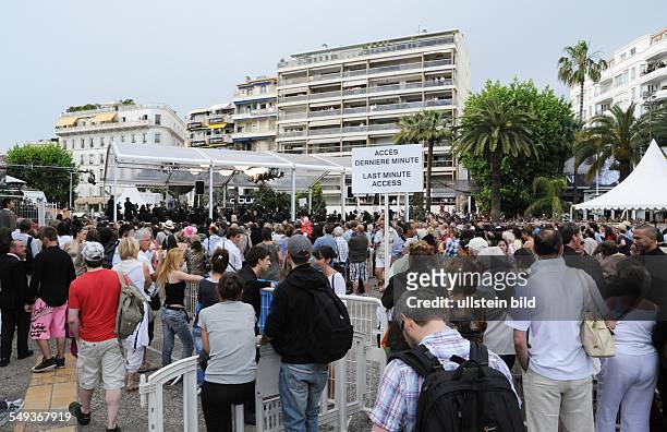 Internationale Filmfestspiele von Cannes / Das Festival de Cannes: Menschenmenge bei der Eröffnungsveranstaltung