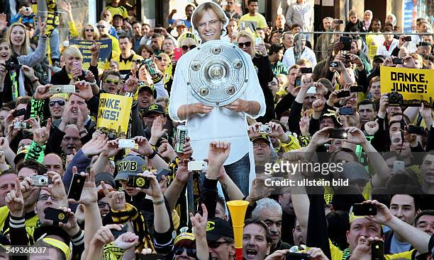Fussball, Saison 2011-2012, Autokorso von Borussia Dortmund nach dem Gewinn der Deutschen Meisterschaft und des DFB Pokals auf dem Borsigplatz. Bild...