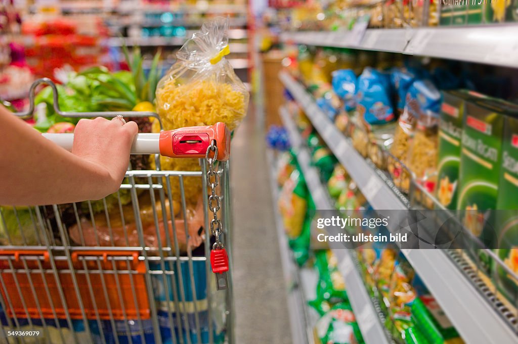 Eine Frau beim Einkauf von Lebensmittel in einem Supermarkt. Alltag einer Hausfrau