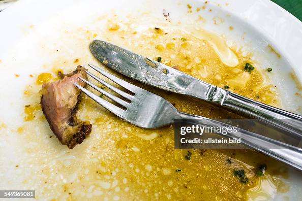 Ein Besteck liegt nach dem Essen auf einem Teller News Photo