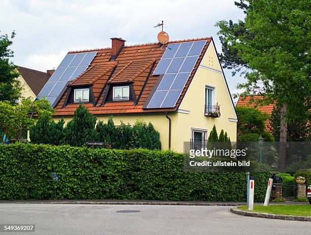 Ein älteres Einfamilienhaus mit Solaranlage. Strom und Energie sparen im Haus.