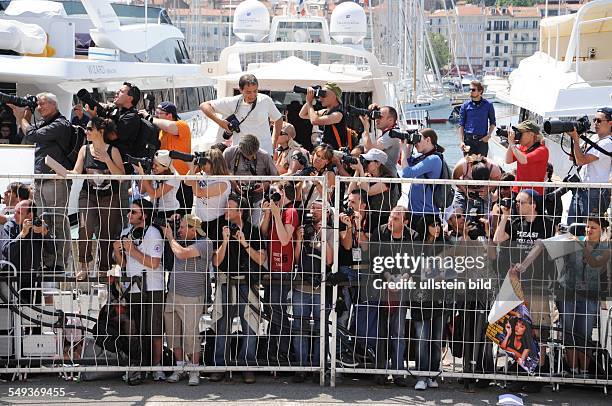 Internationale Filmfestspiele von Cannes / Das Festival de Cannes: Wartende Fotografen vor dem Hintereingang