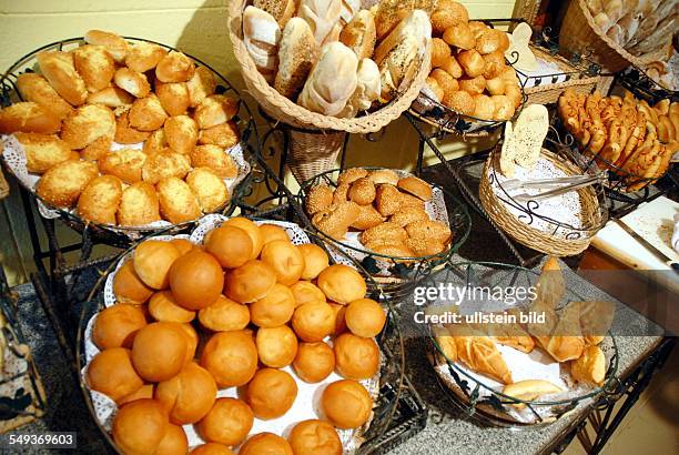 Backwaren in Form von frischen Brötchen sind ein beliebtes Frühstück