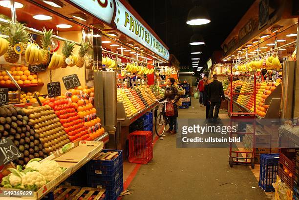 Der Obstmarkt in Barcelona, Marktstände mit Obst und Gemüse