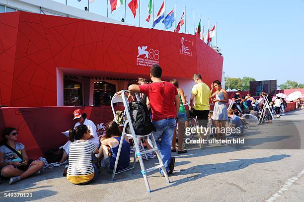 Die Internationalen Filmfestspiele Venedig auf dem Lido in Venedig: Wartende Besucher