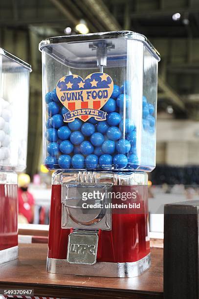 Retro Kaugummiautomat mit blauen Chewing Gums. "Junk Food Forever" lautet der Slogan!