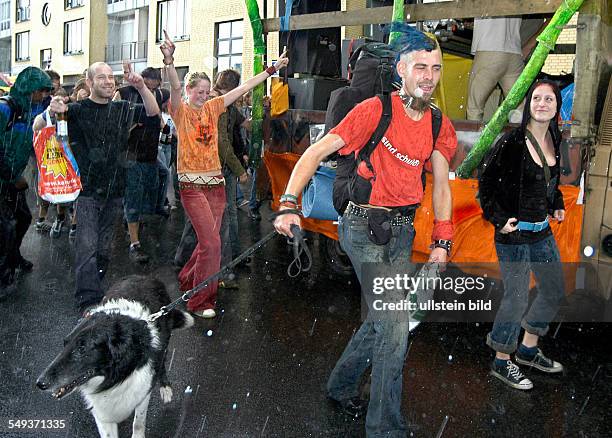 Hanfparade 2004, Beginn am Roten Rathaus, fuer die Legalisierung von Hanf als Rohstoff, Medizin und Genussmittel, Demonstranten neben einem Truck