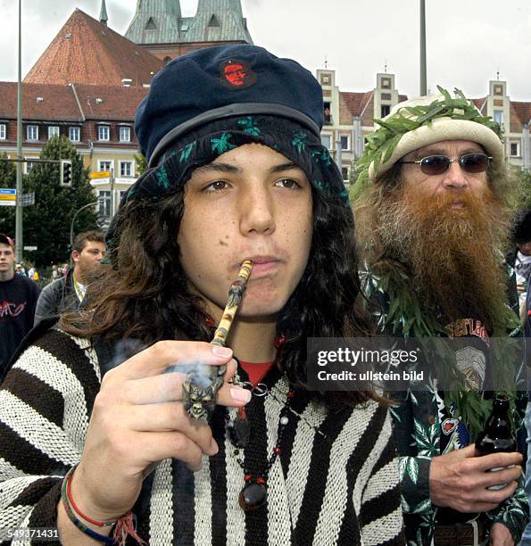 Hanfparade 2004, Beginn am Roten Rathaus, fuer die Legalisierung von Hanf als Rohstoff, Medizin und Genussmittel, Junger Demonstrant raucht einen...