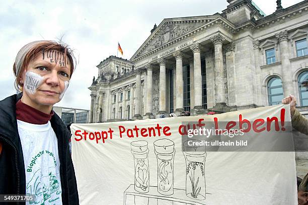 Stoppt Patente auf Leben, Aktion von Attac , gegen Umsetzung der Biopatent-Richtlinie und Patente auf Leben, vor dem Reichstag, Aktivistin mit...