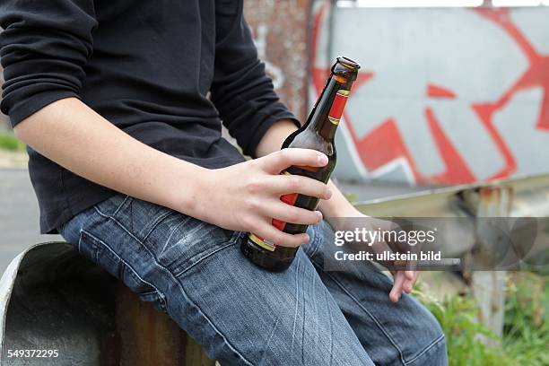 Feature Jugendliche und Drogen , Jugendlicher trinkt Bier und raucht Zigarette