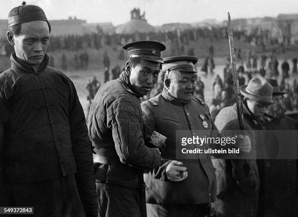 China Soldiers during an execution, a commander with the 'sway of justice' - ca. 1928 - Photographer: Heinz von Perckhammer - Published by: 'Berliner...
