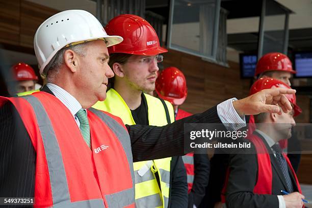 Piratenfraktion von Berlin besichtigt die Baustelle des neuen Großflughafen BER, Flughafen-Chef Rainer Schwarz und Martin Delius