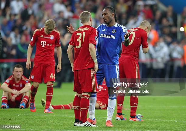 Bastian Schweinsteiger enttäuscht enttaeuscht nach Spielende, Didier Drogba troestend, Arjen Robben, Enttaeuschung Enttäuschung, , Sport, Fußball...