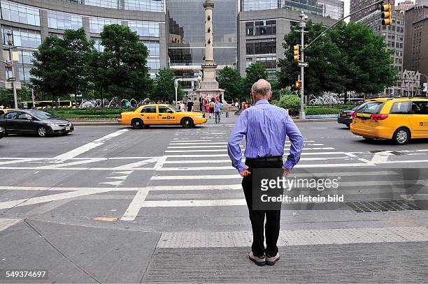 Älterer Herr steht am Zebrastreifen, Columbus Circle, Manhattan, New York City