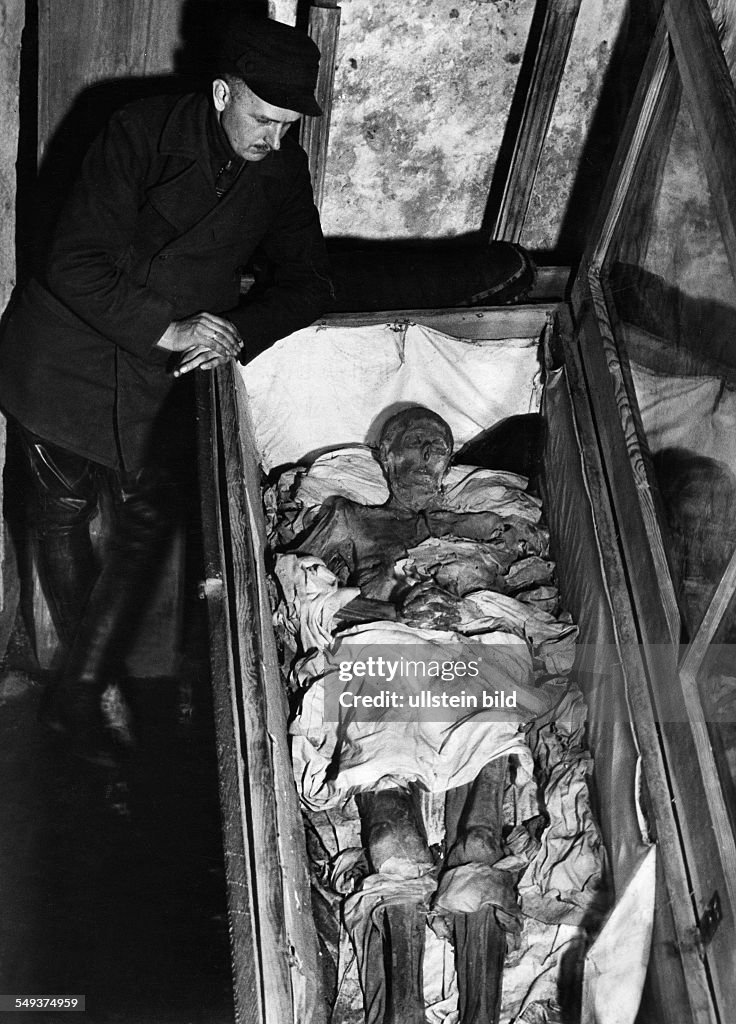 The mummified body of Christian Friedrich von Kahlbutz 1955 News