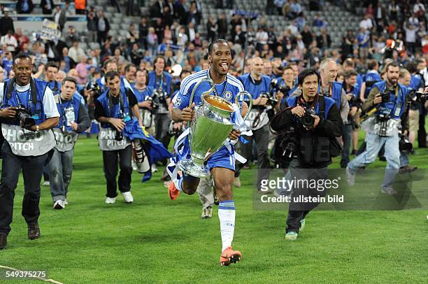 Fussball, Saison 2011-2012, UEFA Champions League Finale, FC Bayern München - FC Chelsea 3-4 n.E. Didier Drogba mit dem Pokal, die Fotografen...