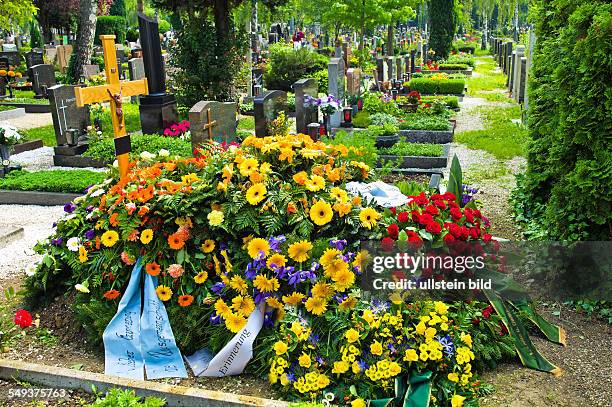Auf einem Friedhof befindet sich ein frisches Grab nach einem Begräbnis.