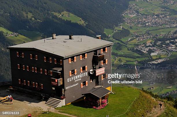 Die Elferhütte über dem Stubaital in Tirol in Österreich. Im Tal liegt der Ort Neustift.