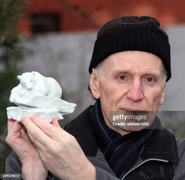 The Ukrainian sculptor Josef Tabachnyk with a model of his sculpture "Knut the dreamer";