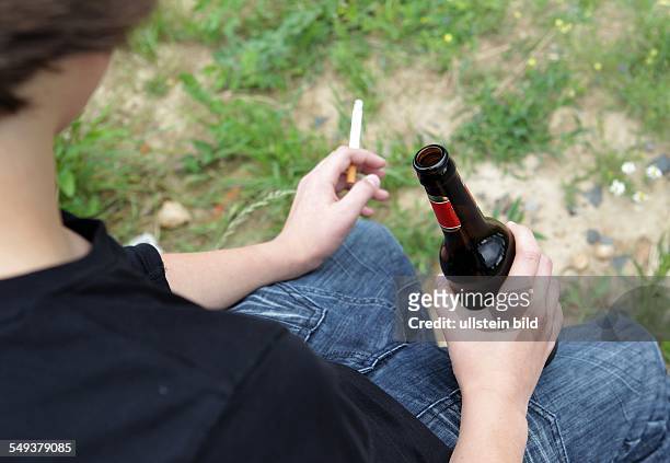 Feature Jugendliche und Drogen , Jugendlicher trinkt Bier