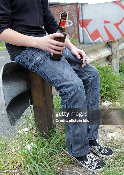 Feature Jugendliche und Drogen , Jugendlicher trinkt Bier