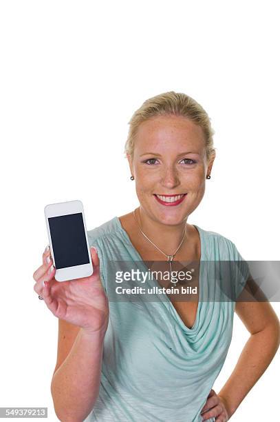 Eine junge Frau hält ihr Smartphone Handy in die Kamera. Leeres Display