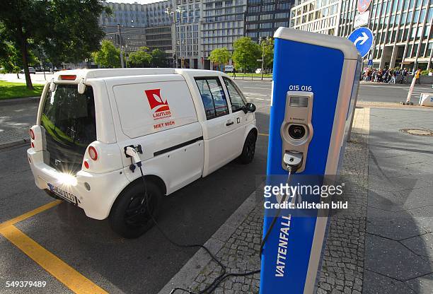 Berlin, Mietwagen mit Elektroenergie Antrieb an einer Vattenfall Ladestation am Leipziger Platz