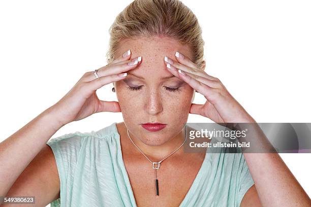 Eine junge Frau mit Migräne und Kopfschmerzen. Isoliert vor weißem Hintergrund