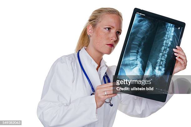 Eine junge Ärztin mit Röntgenaufnahme