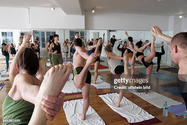 Bikram Yoga im Studio "Bikram Yoga Berlin Mitte", Yoga-Lehrerin Saba Komossa