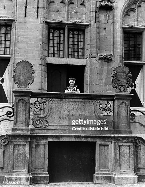 Dutch woman on a balcony of the historical Town hall - ca. 1955 - Photographer: Heinz von Perckhammer Vintage property of ullstein bild