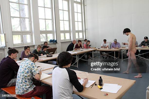 UdK Berlin - Klasse Zeichnen bei Michael Kähne - Lehrbeauftragter analytisches Zeichnen - Model Christoph Both-Asmus 27 J.