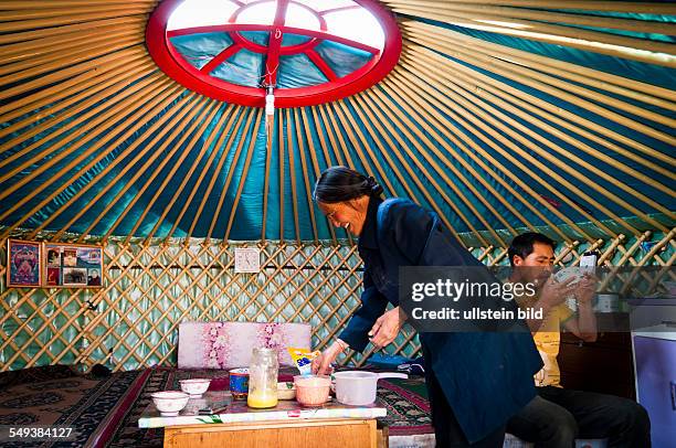Das Grasland bei Xilinhot, Mongolen in einer Jurte, der Buttertee wird zubereitet
