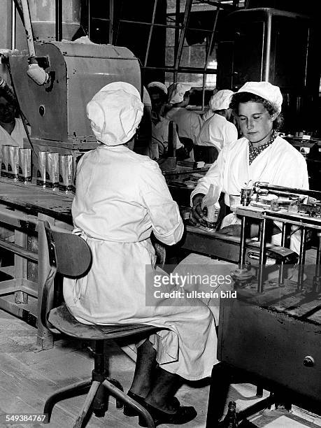 Germany, women working in a sugar fabric. Suedzucker, Regensburg. In the fifties