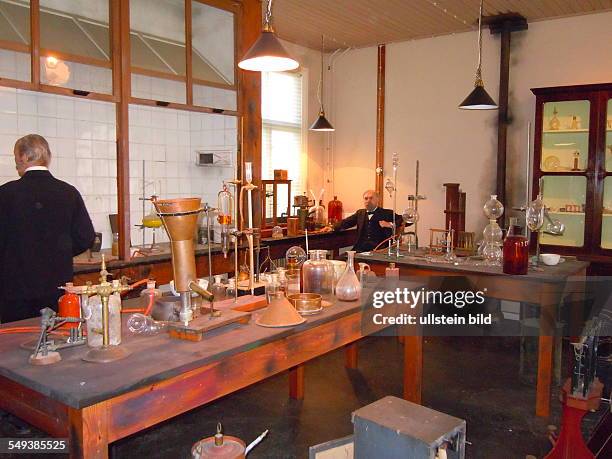 Das ehemalige Labor von Alfred Nobel kann besichtigt werden. Nobel wird dort als Wachspuppe dargestellt. Aufgenommen in Karlskoga am 26. Juli 2012.