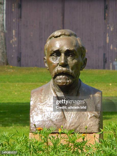 Im Park des letzten Wohnsitzes des schwedischen Erfinders Alfred Nobel steht seine Porträtbüste, aufgenommen im Gut Björkborn in Karlskoga am 26....