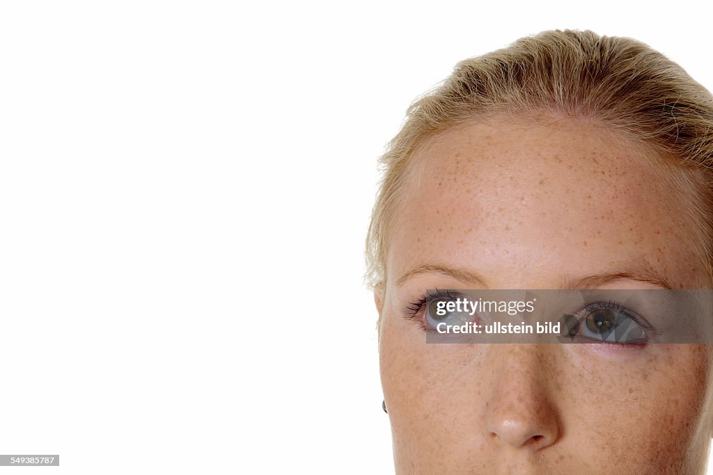 Porträt einer nachdenklichen Frau . Blick nach oben. Isoliert vor weißem Hintergrund.