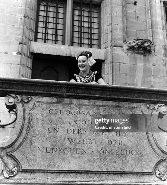 Dutch woman on a balcony of the historical Town hall - ca. 1955 - Photographer: Heinz von Perckhammer Vintage property of ullstein bild
