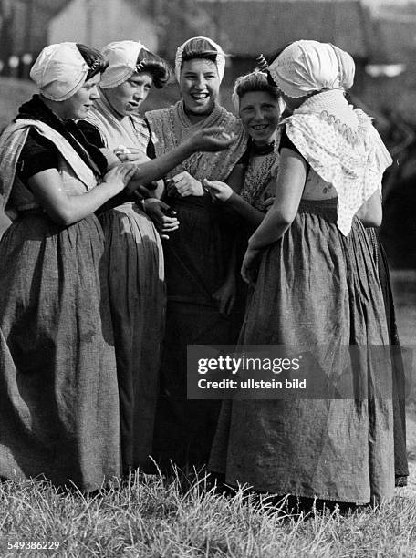 Women wearing the typical Dutch costumes - ca. 1935 - Photographer: Heinz von Perckhammer - Published by: 'B.Z.' ; Vintage property of ullstein bild