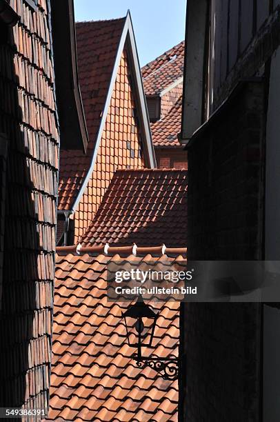 Ziegeldächer und Straßenlaterne an der Gildschaft