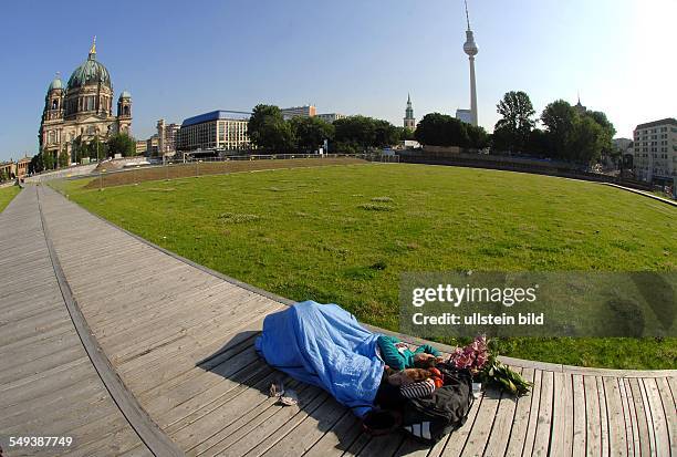 Berlin, Tourist im Schlafsack schläft auf dem Holzsteg auf dem Schlossplatz