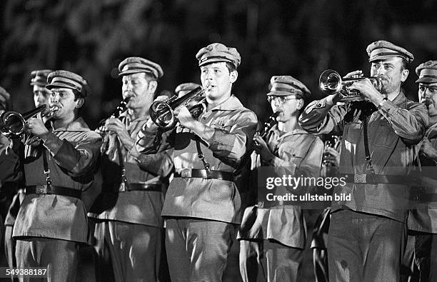 Years Berlin: Military concert of the National People's Army at the Platz der Akademie in East Berlin, soldiers in the historical uniforms of the...