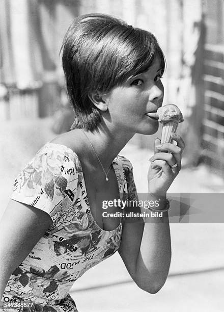 Eine junge Frau ißt ein Eis