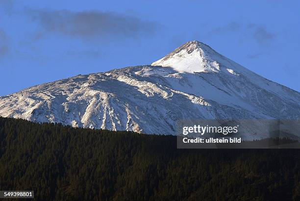 Teneriffa. Teide Nationalpark, am fruehen Morgen des in der Morgensonne das erste Schneekleid fuer den Teide, Blick von Puerto de la Cruz