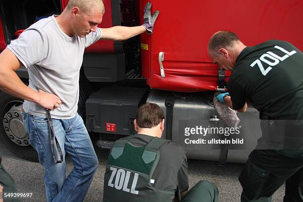 Germany, Reportage "Living at the highway 40". Wankum. Customs officers check cars and trucks, mainly for drugs