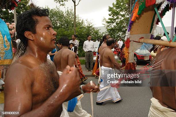 Deutschland. Hamm: das in Hamm-Uentrop jaehrlich stattfindende Tempelfest. Ca. 15.000 Hindus aus ganz Europa treffen sich jedes Jahr am Sri Kamadchi...