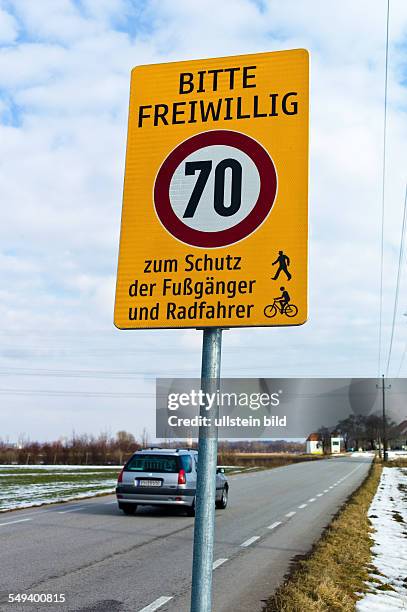 Selbstgemachtes Verkehrsschild für freiwilliges Tempolimit. Zum Schutz der Radfahrer und Fussgänger